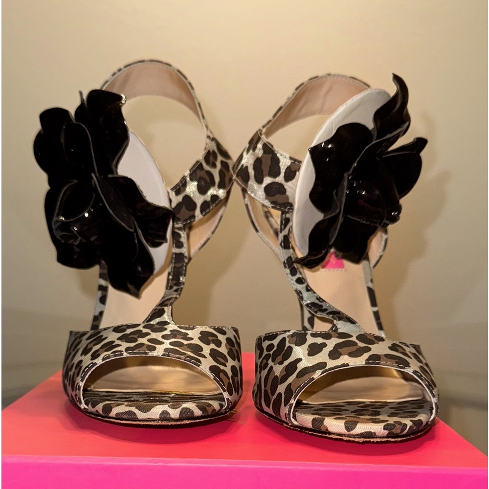 Betsy Johnson Sz 10, Leopard, Stiletto, T Strap, Flower, Patent, Leather Sole.